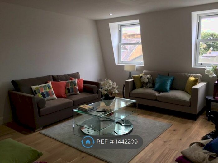 3 Bedroom Flat To Rent In Wandsworth Road, London, SW8