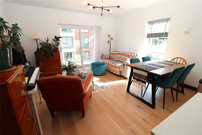 1 Bedroom Flat For Sale In Fairfax Drive, Westcliff On Sea, Essex, SS0