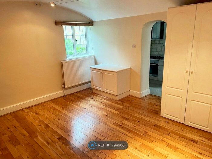 Studio To Rent In West Park Road, Norwood Green, UB2