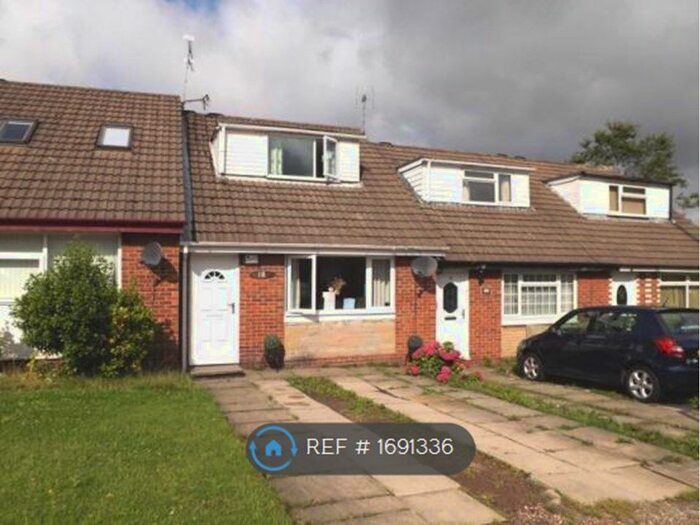 3 Bedroom Terraced House To Rent In Roundthorn Road, Oldham, OL4