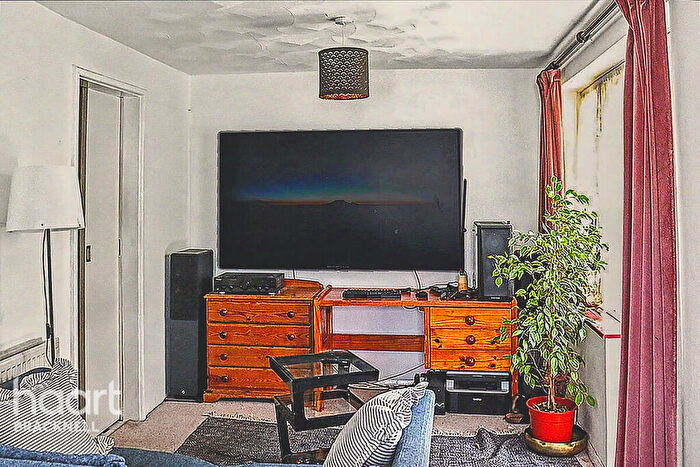 2 Bedroom Apartment For Sale In Deepfield Road, Bracknell, RG12