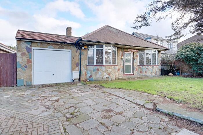 2 Bedroom Detached Bungalow For Sale In New Road, Rainham, RM13