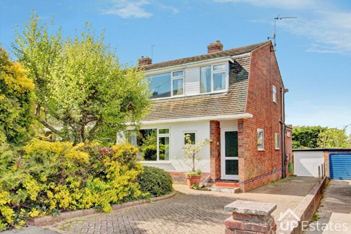 3 Bedroom Semi Detached House For Sale In Lunn Avenue, Kenilworth, CV8