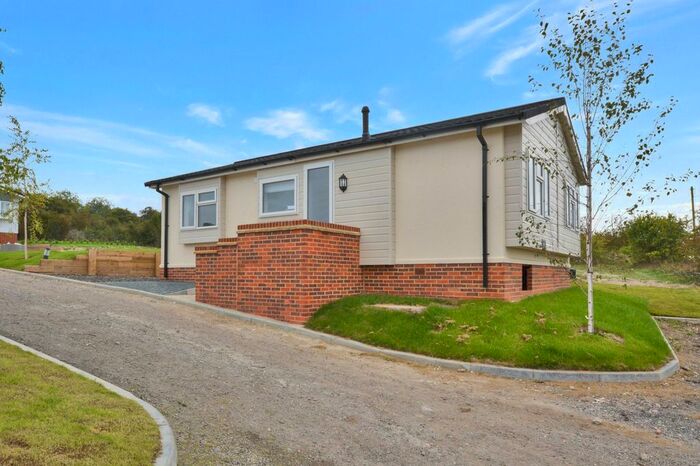 2 Bedroom Mobile/park Home For Sale In Yew Tree Park Home, Charing, TN27