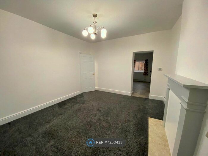 2 Bedroom Flat To Rent In New Mills, High Peak SK22