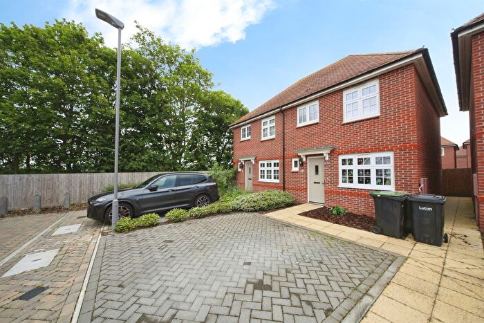 3 Bedroom Semi-Detached House For Sale In Armstrong Road, Luton, LU2