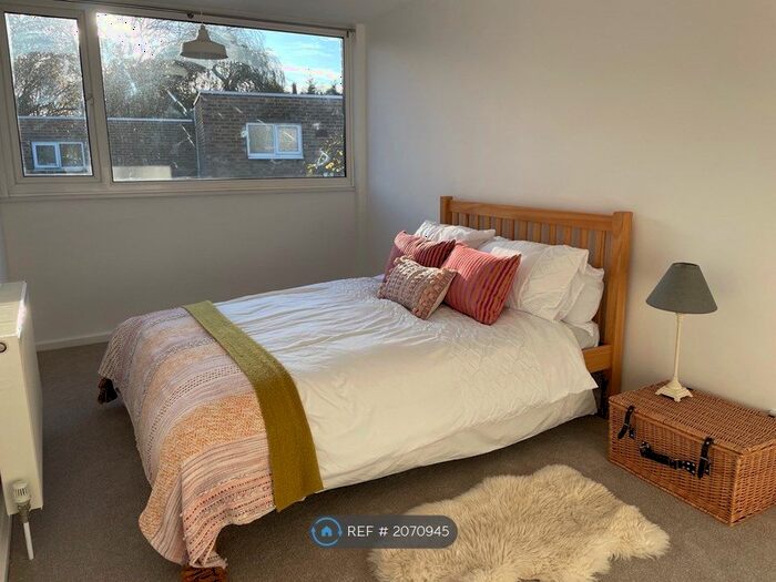 3 Bedroom Terraced House To Rent In Merridene, London, N21