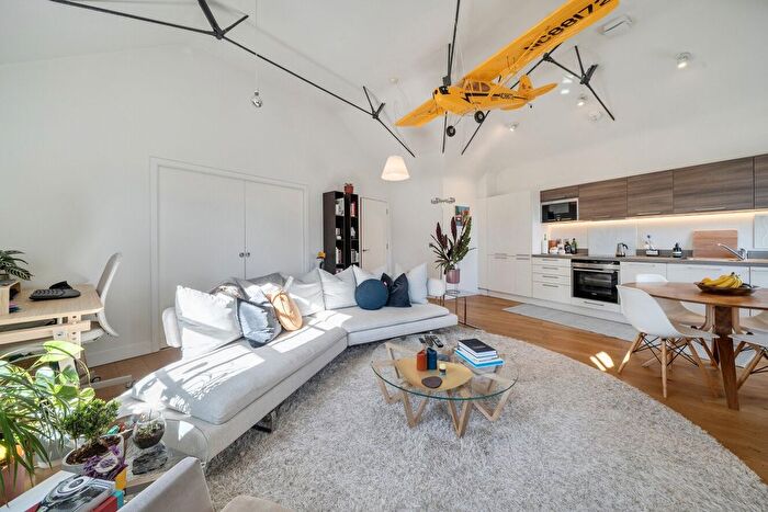 2 Bedroom Flat For Sale In Trinity Crescent, Tooting Bec, London, SW17