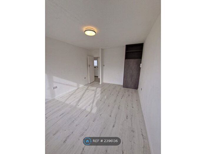 1 Bedroom Flat To Rent In Pullman Court, London, SW2