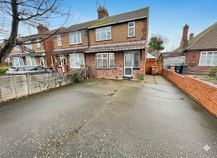 3 Bedroom Semi Detached House To Rent In Toddington Road, Luton, Bedfordshire, LU4