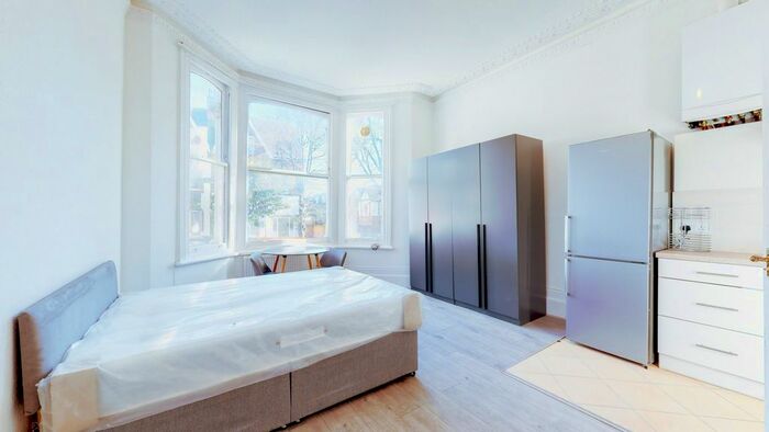 Studio To Rent In Avenue Crescent, Acton, London W3