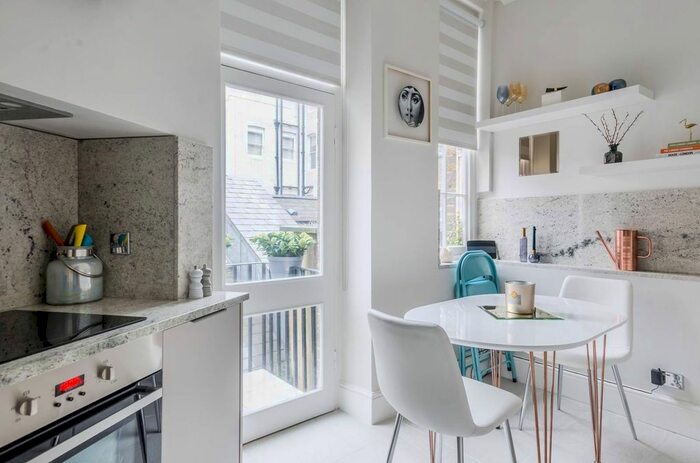 3 Bedroom Flat To Rent In Luxborough Street, Marylebone, London, W1U