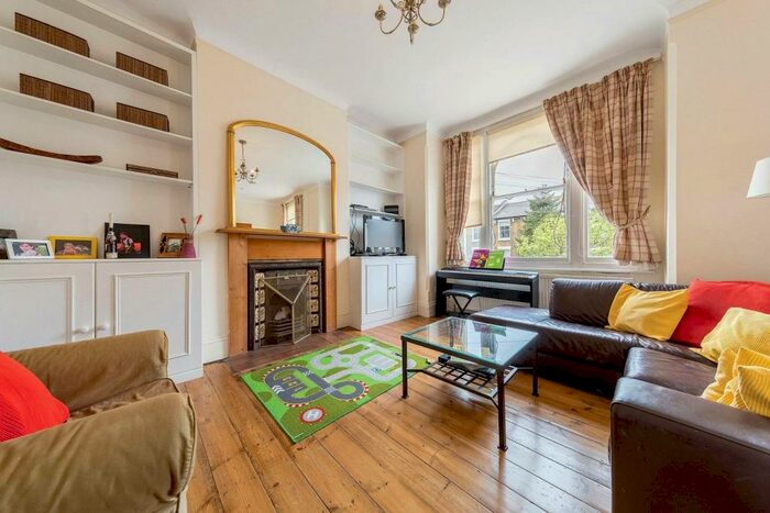 3 Bedroom Flat To Rent In Endlesham Road, Nightingale Triangle, London, SW12