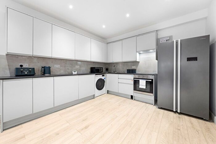 3 Bedroom Flat To Rent In Park Road, London, NW4