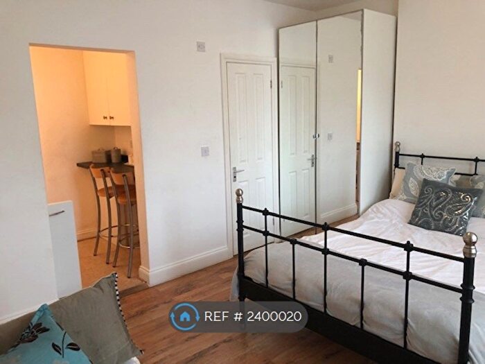 1 Bedroom Flat To Rent In Vicarage Farm Road, Hounslow, TW3