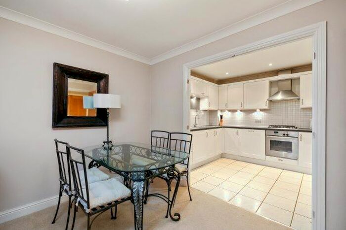 2 Bedroom Flat To Rent In Bridgewater Road, Weybridge, KT13