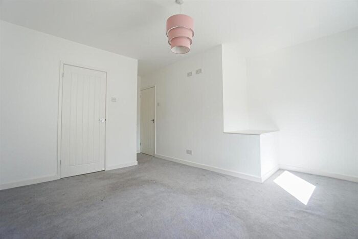 3 Bedroom End Of Terrace House For Sale In Oak Street, Hollingwood, Chesterfield, S43