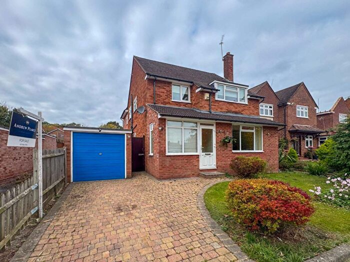 4 Bedroom Detached House For Sale In Meredith Close, Pinner, HA5
