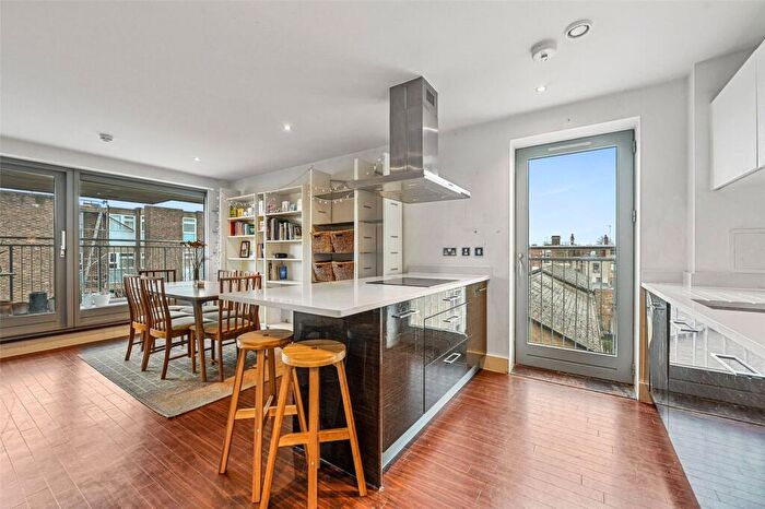 2 Bedroom Apartment To Rent In Copperfield Mews, Bethnal Green, London, E2
