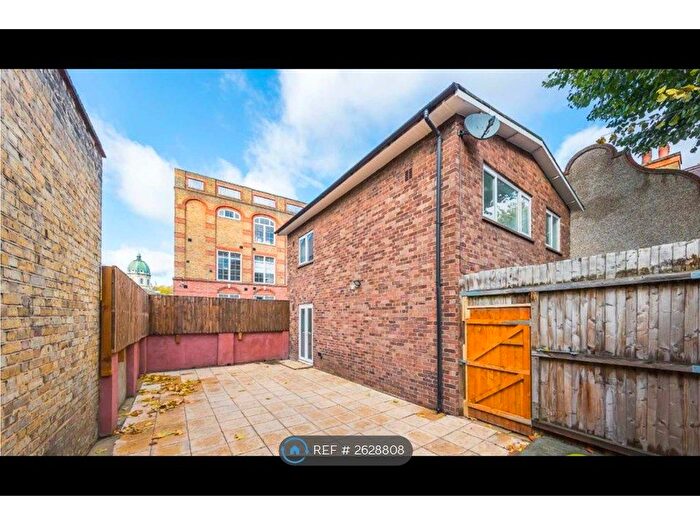 3 Bedroom Detached House To Rent In West Square, London, SE11