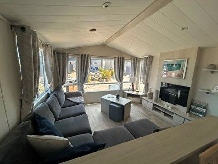3 Bedroom Mobile/park Home For Sale In Corton, NR32
