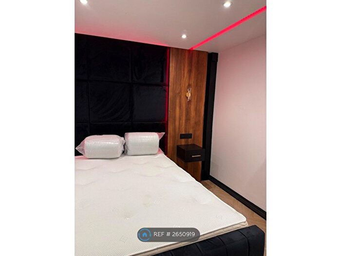 2 Bedroom Flat To Rent In Denning Point, London, E1
