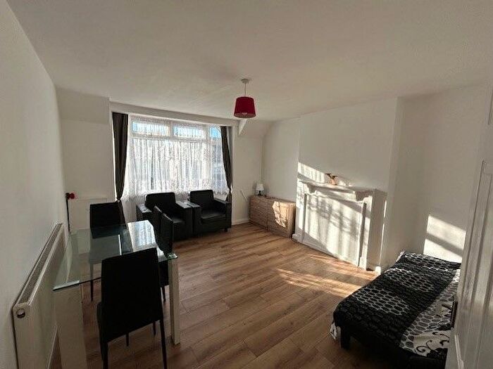 1 Bedroom Flat To Rent In Village Way, Neasden, NW10