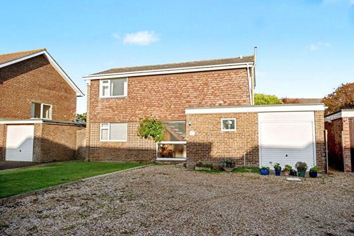 3 Bedroom Detached House For Sale In Rookcliff Way, Milford-On-Sea, SO41