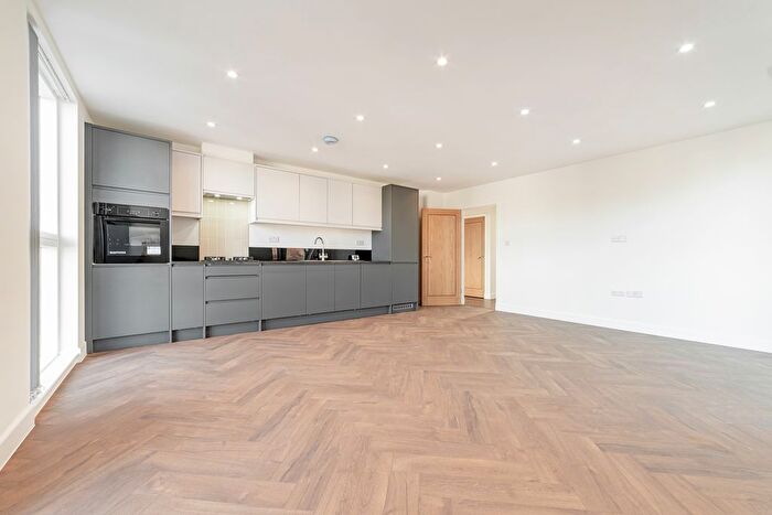 4 Bedroom Flat To Rent In Norbury Avenue, London, SW16