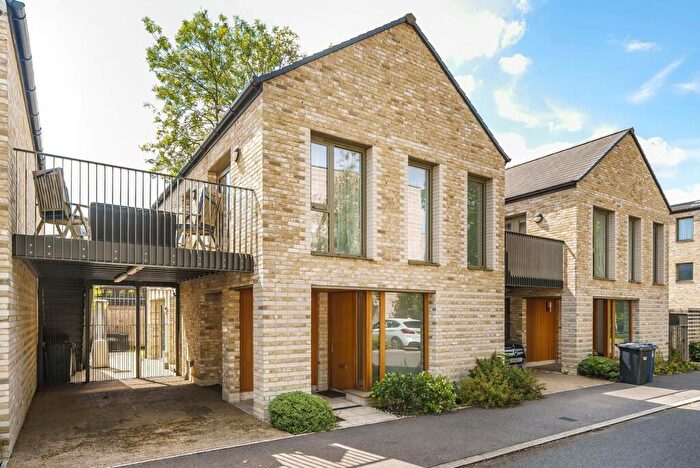 3 Bedroom Detached House To Rent In Farnsworth Drive, Edgware, HA8