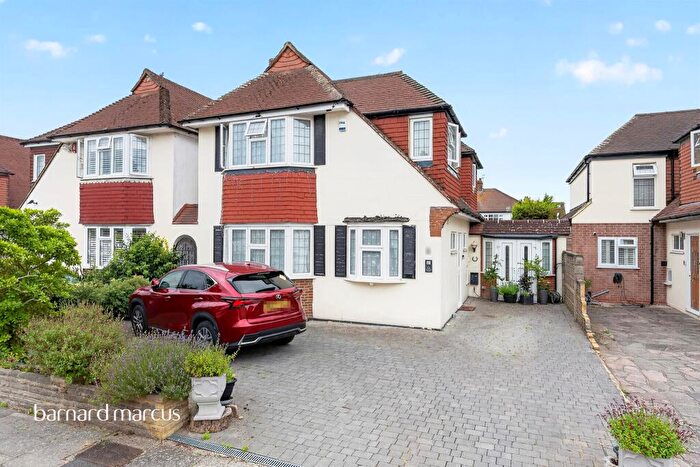 4 Bedroom Link Detached House For Sale In Holmsley Close, New Malden, KT3