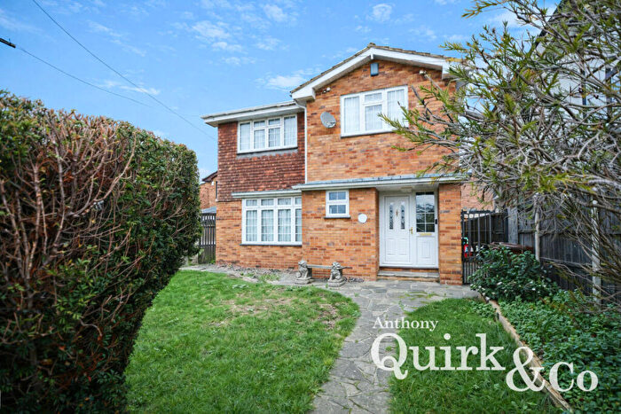 4 Bedroom Detached House For Sale In Lakeside Path, Canvey Island, SS8