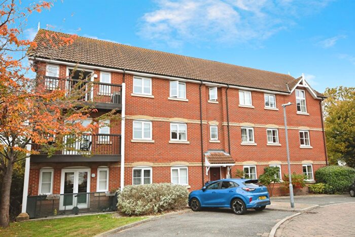 2 Bedroom Flat For Sale In Searle Close, Chelmsford, CM2