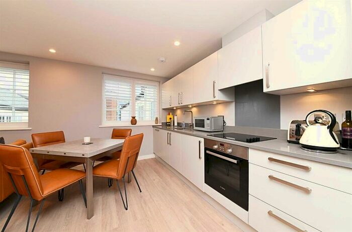 2 Bedroom Flat To Rent In Cornwall Avenue, Finchley, N3