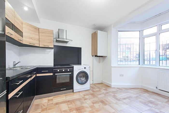 2 Bedroom Flat To Rent In The Crest, Hendon, London, NW4