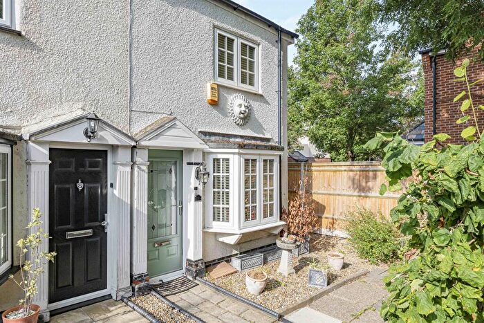 2 Bedroom Cottage For Sale In Fishers Cottages, Kidmore End Road, Emmer Green, Reading, RG4