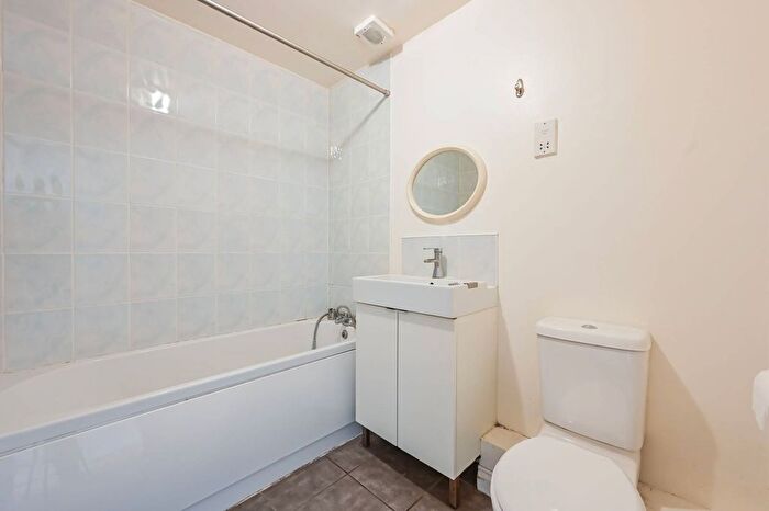2 Bedroom Flat To Rent In Wightman Road, Turnpike Lane, London, N8