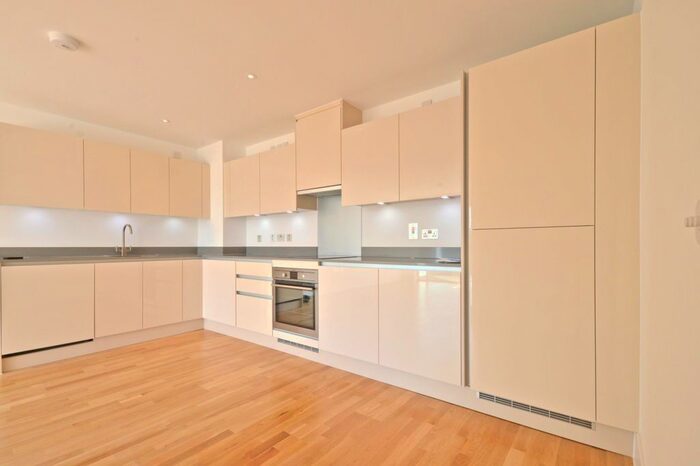 2 Bedroom Flat To Rent In Streatham High Road, London, SW16