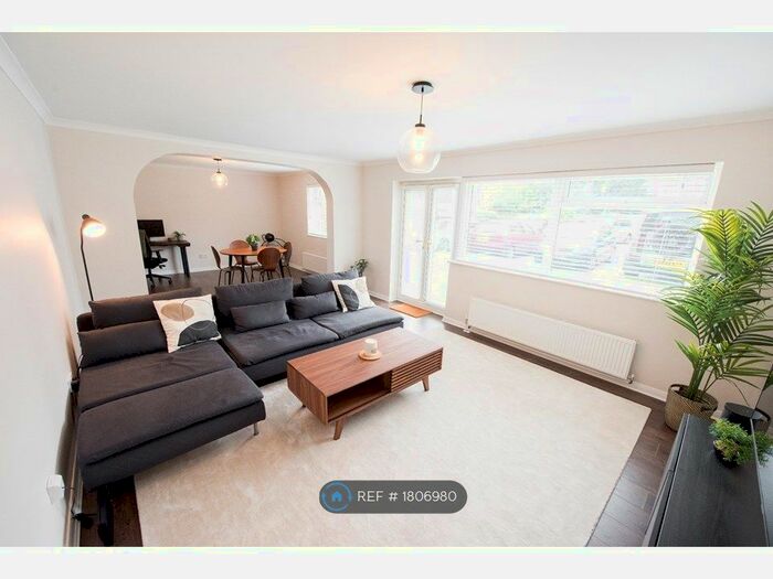 2 Bedroom Flat To Rent In Ardleigh Court, Shenfield, CM15