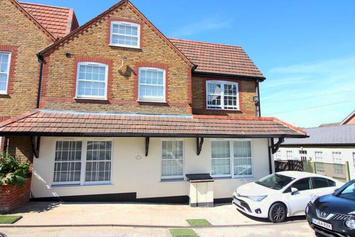 2 Bedroom Flat To Rent In Highfield Court, Highfield Road, Bushey, WD23