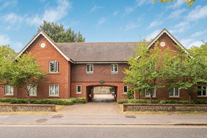 1 Bedroom Flat For Sale In Church Street, Alton, Hampshire, GU34