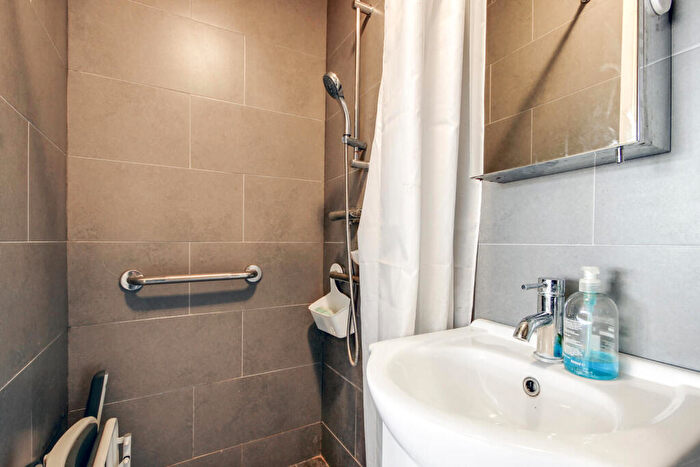 House For Sale In Broadlands Close, Enfield, EN3