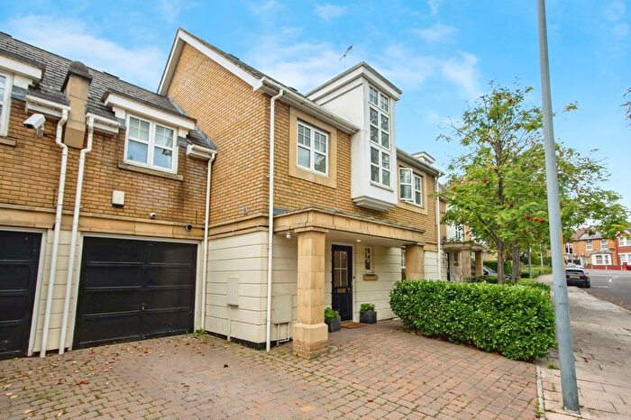 5 Bedroom Link Detached House For Sale In Sanderling Way, Greenhithe, Kent, DA9