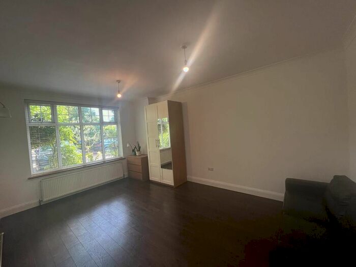 Studio To Rent In Headstone Lane, Harrow, Greater London, HA2