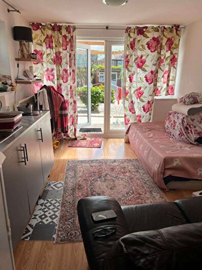 1 Bedroom Semi-Detached House To Rent In Hayes, UB4