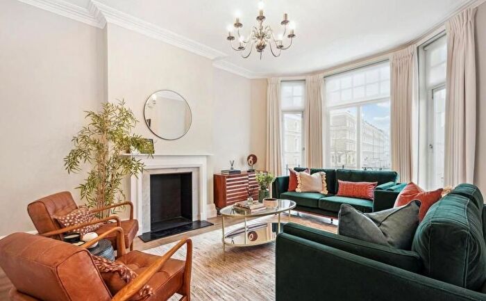 2 Bedroom Flat To Rent In Curzon Street, Mayfair, London, W1J