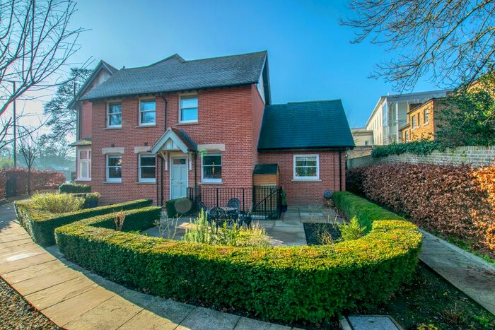 2 Bedroom Flat To Rent In North Road, Hertford, SG14