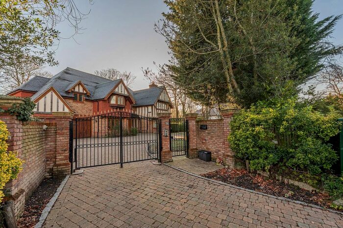 4 Bedroom Semi-Detached House To Rent In Court Road, Eltham, London, SE9