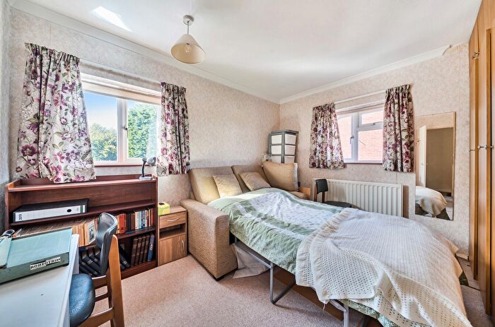 2 Bedroom End Of Terrace House For Sale In Cranbrook Close, Bromley, BR2