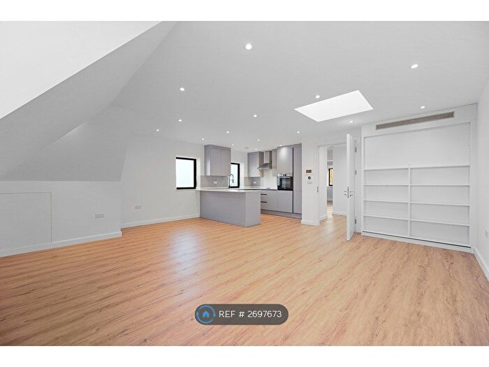 2 Bedroom Flat To Rent In Hoop Lane, London, NW11